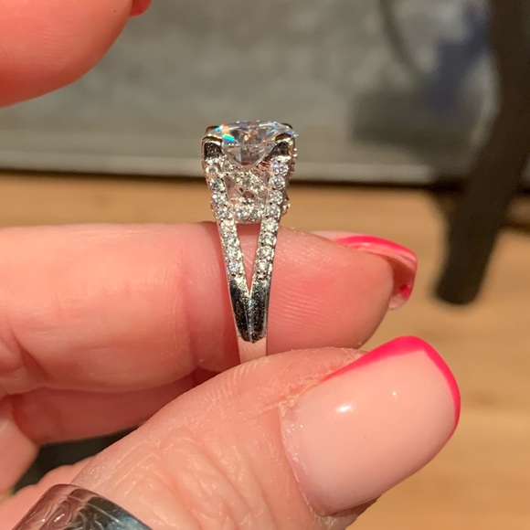 Natural white 5.5 cttw Moissanite stunning design ring!! - Picture 5 of 8